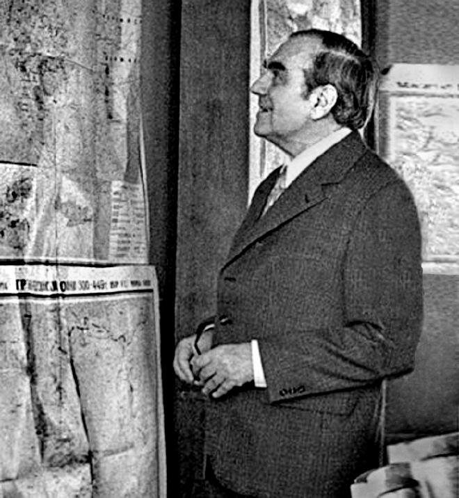 Профессор К. А. Салищев на первой выставке карт для высшей школы в МГУ (1955)